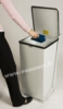 Poubelle cuisine Rubbermaid Defender anti feu 90 L